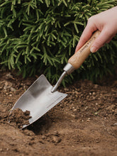 files/stainlesssteelhandtrowel_kentandstowe_70100077_0040_a_lifestyle.jpg